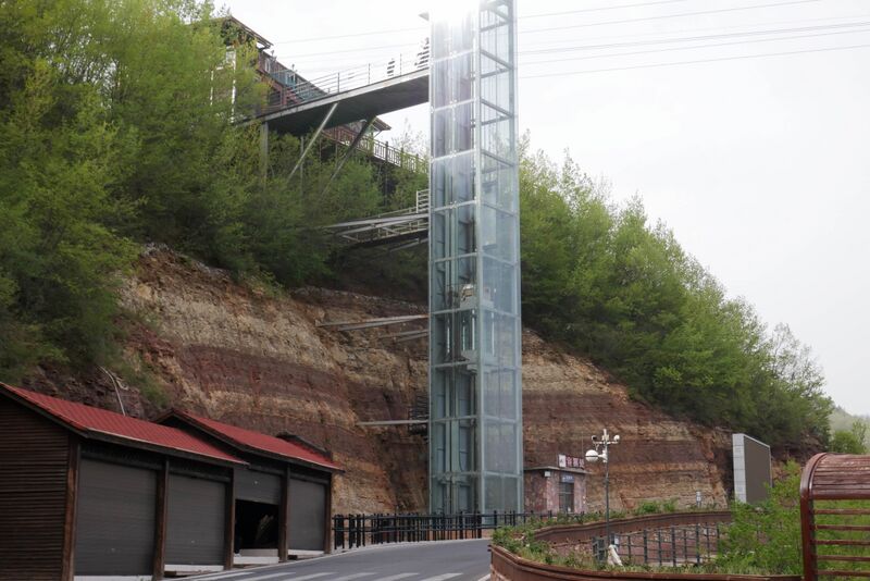 File:Taihang SmallGlassElevator.JPG