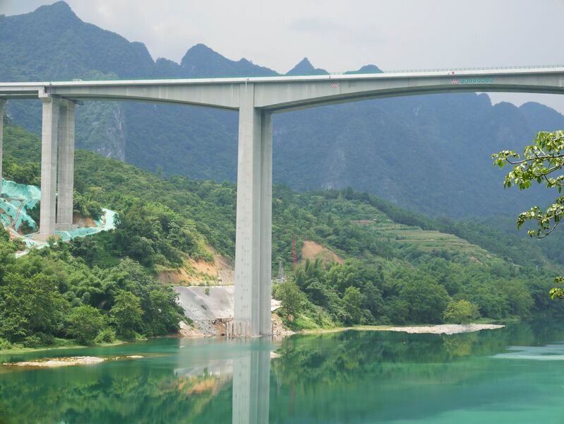 File:Hongshuihe Bridge TianbaLonglens.JPG