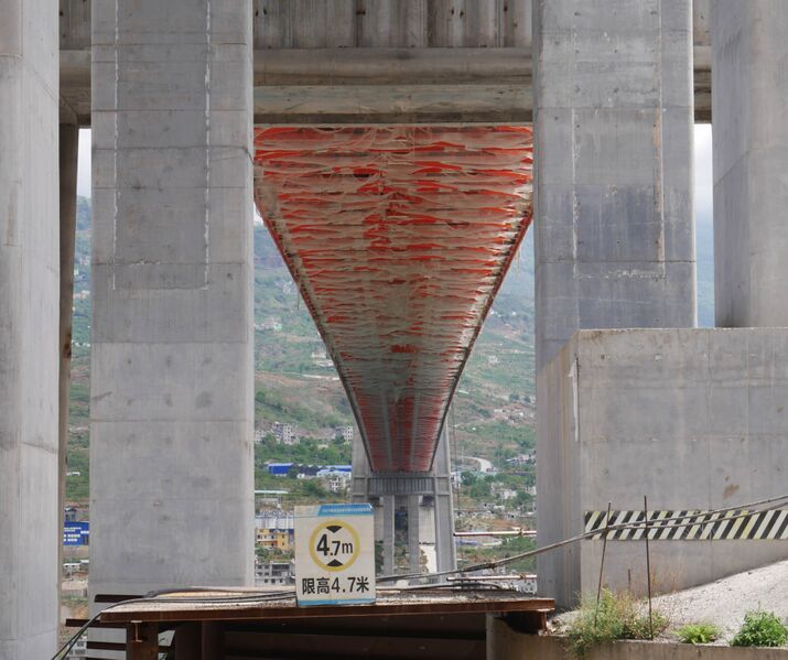 File:KahaluoRedTrussUnderside.JPG