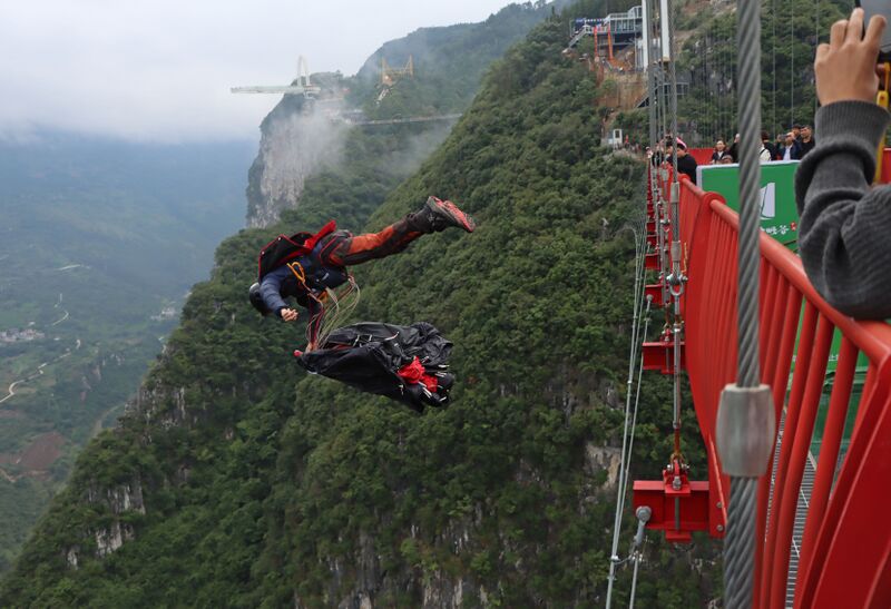 File:NizhuheFootbridgeChuteJump.JPG