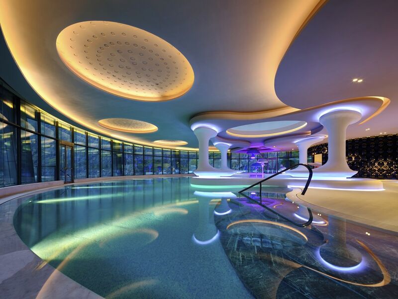 File:InterContinental Shanghai Glass Cliffwalk2.jpg
