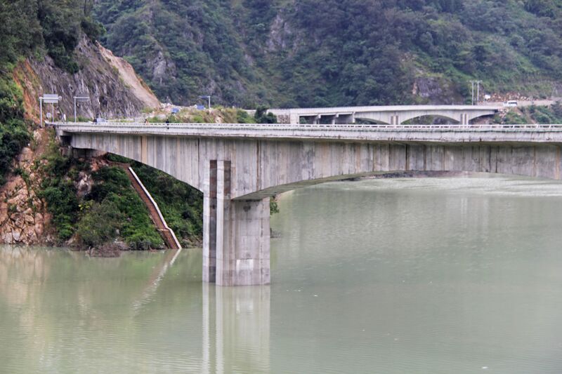 File:LianghekouPierInWater.jpg