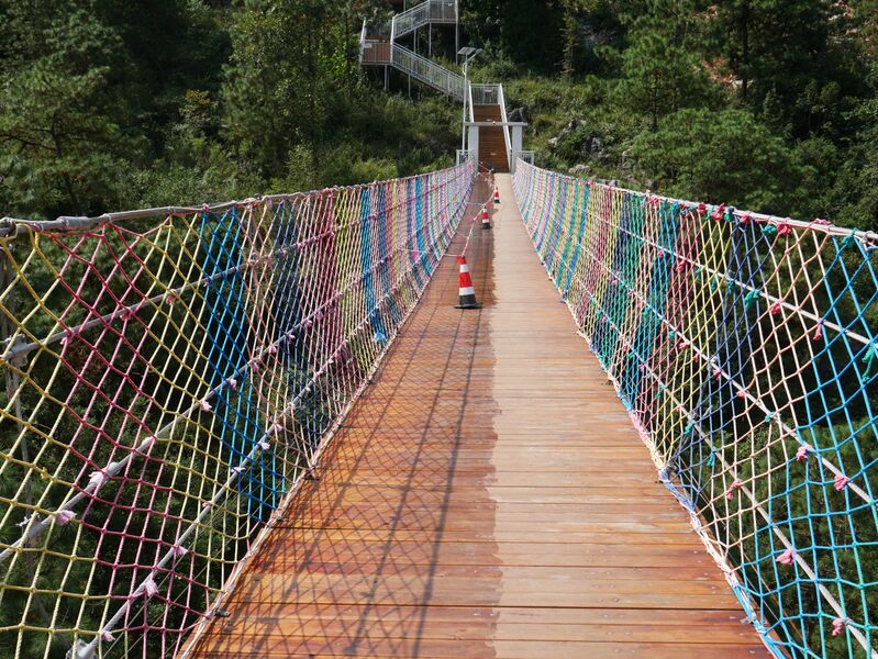File:NizhuheMorningSwingingFootbridgeDeck.JPG