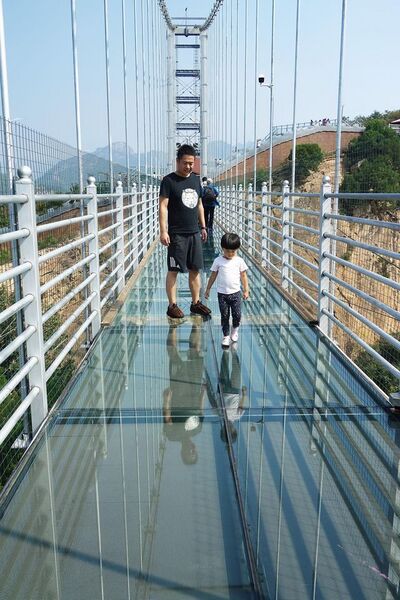 File:Qinglianggu GlassCamera.jpeg