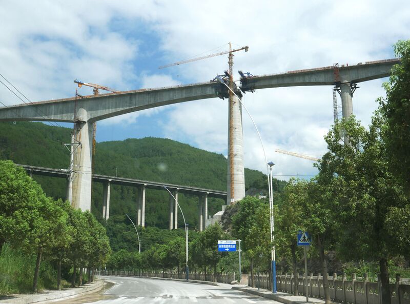 File:ShiliangheRailwayFromRoadSky.JPG