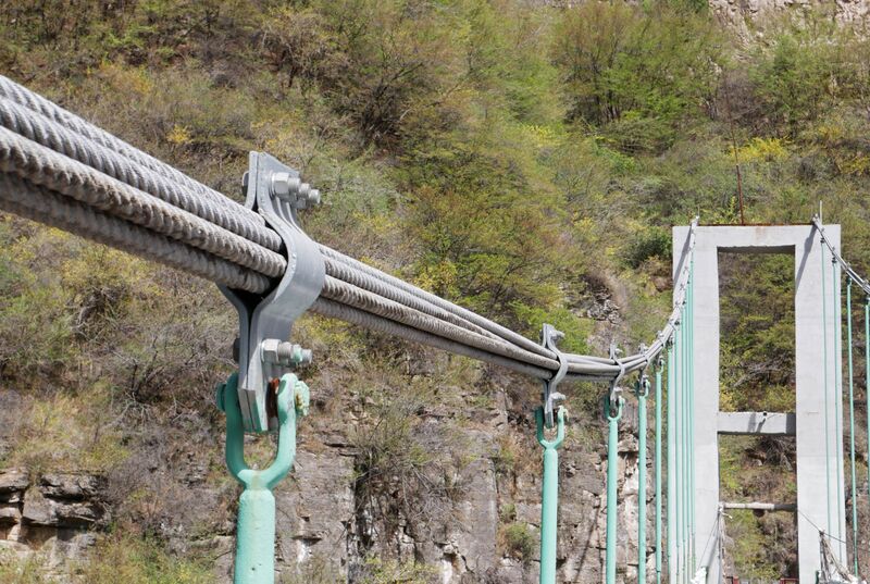 File:Tianjishan FootbridgeCablesClamps.JPG