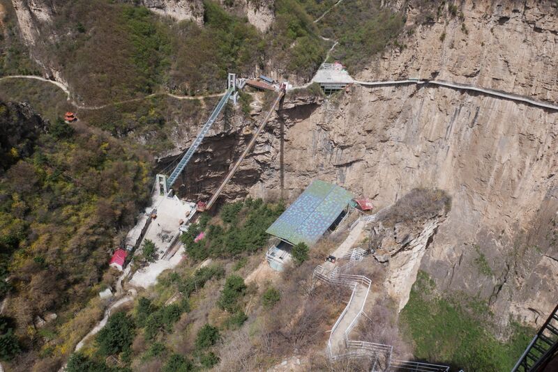 File:Tianjishan FootbridgeHighFarDown.JPG