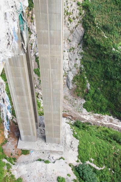 File:Hetou-1BridgePiers&Valley.jpg