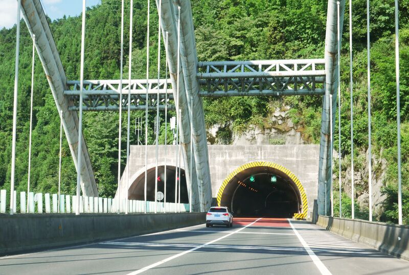 File:LuosizhaiTunnelEntrance.JPG