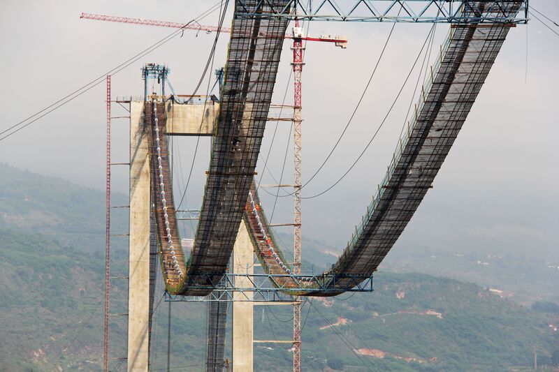 File:JinshajiangBridgeHulukouCatwalkLonglens.jpg