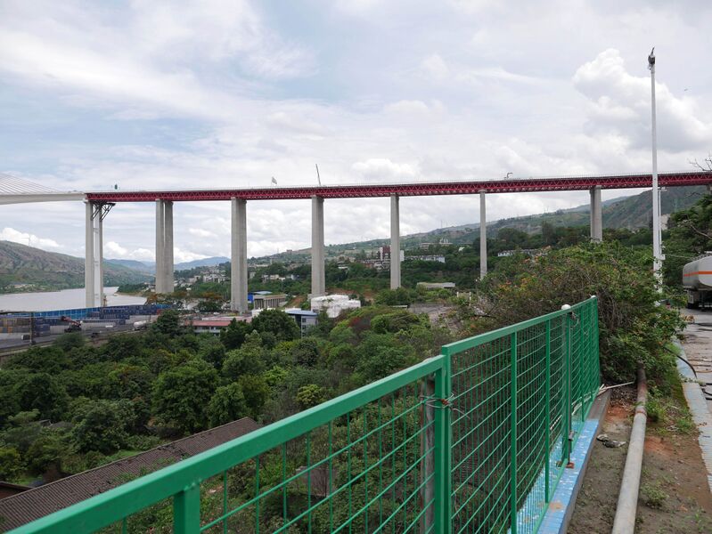 File:Jinshajiang Bridge PanzhihuaApproaches2.JPG