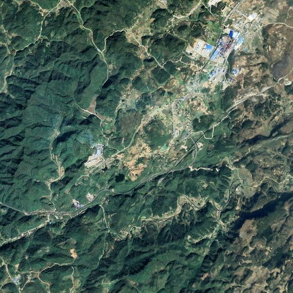 File:QingjiuheRailwaySatelliteWide.jpg