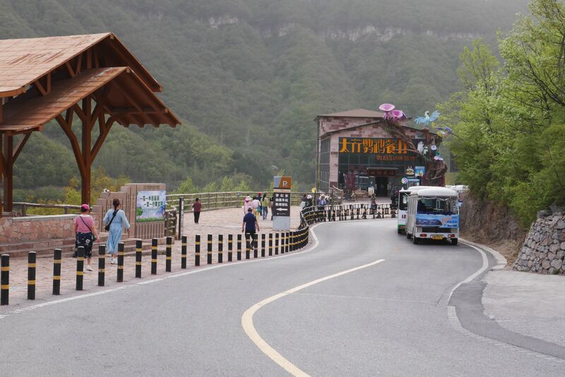 File:Taihang GlassPlatformParking.JPG