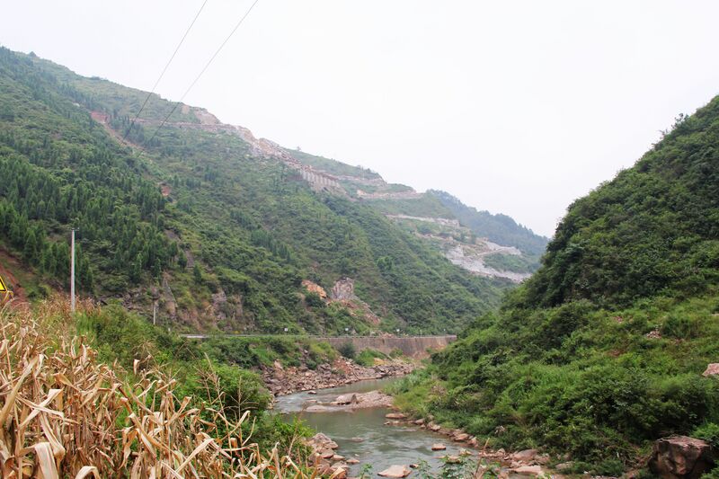 File:YelangheRailwaySlope&River.jpg