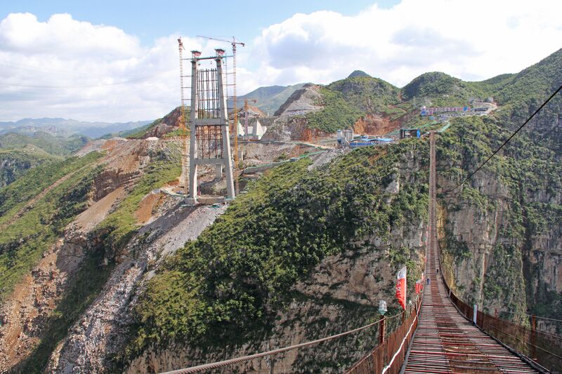 File:Dimuhe&FootbridgeWide.jpg