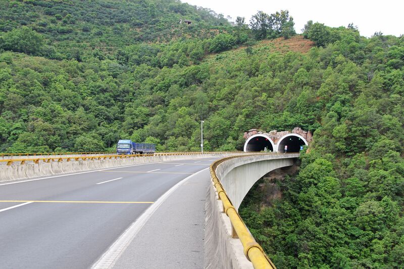 File:G56BeamKm560WestOfNujiangTunnel.jpg