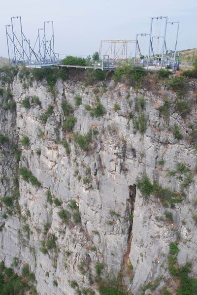 File:YunmengshanPlatformSwingCliffs.JPG