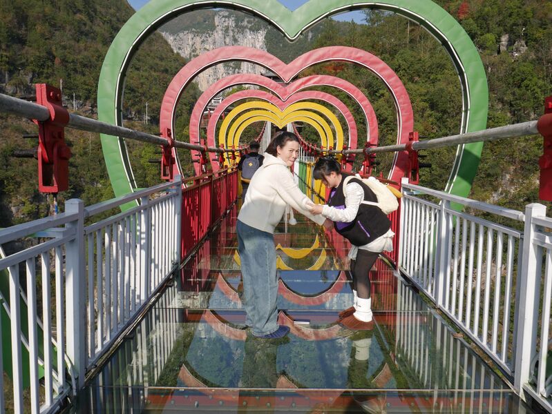 File:Yunzhiduan Glass FootbridgeGirls.JPG