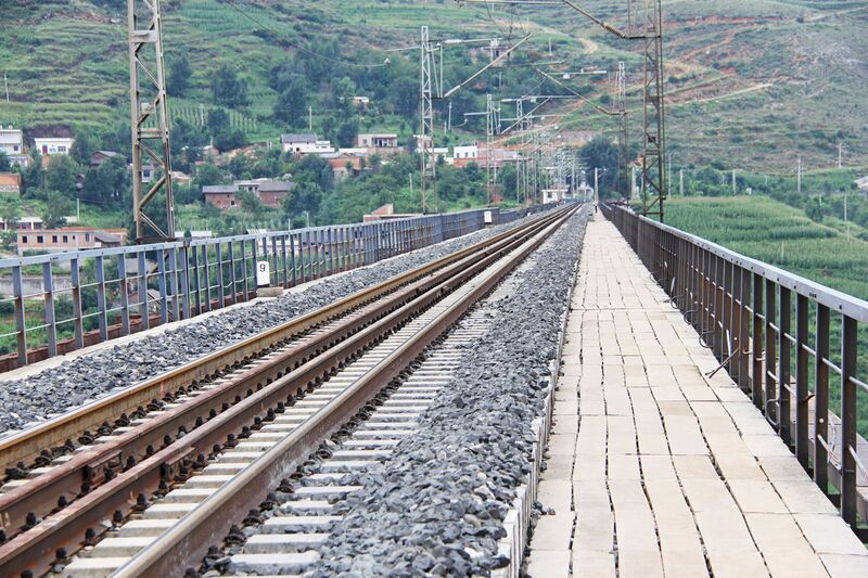 File:HuatupoRailwayDeckRail.jpg