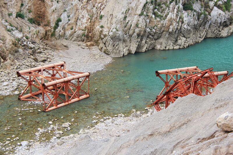 File:BeipanjiangTrussPiecesInRiver.jpg