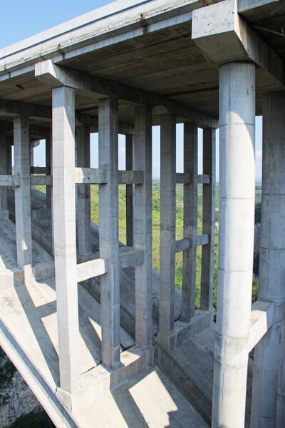 File:BijieAirportSpandrelSupports.jpg