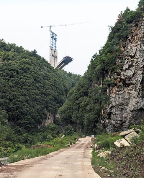 File:MinjiagouCraneArchCanyon.jpg