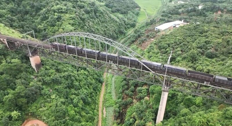 File:YingshuiheRailwayTrainCrossing.jpg