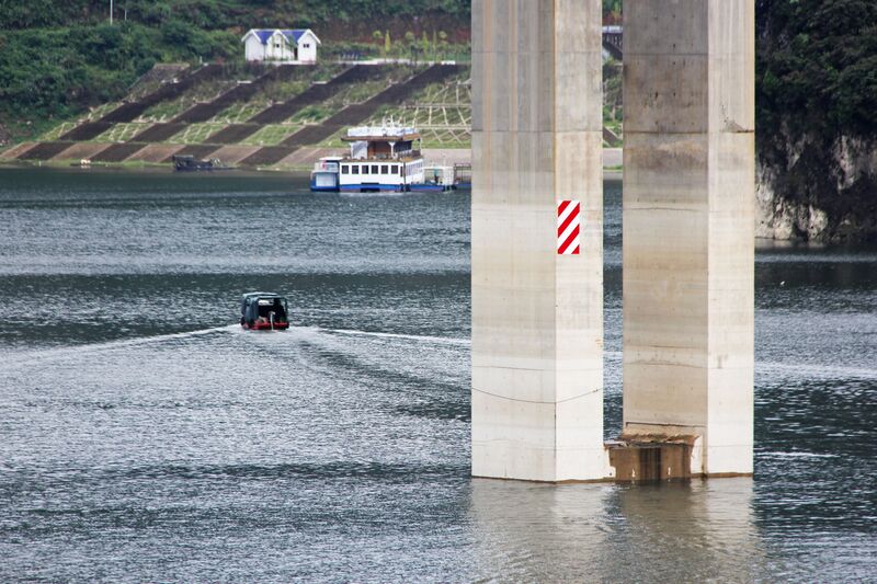 File:LuowangheQingshuiheBeamPier&Boat.jpg