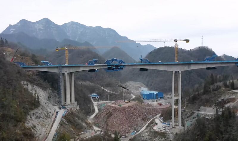File:Maoping Bridge YilaiCranes.jpg