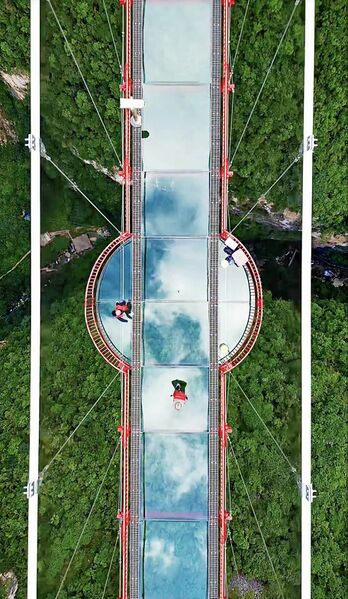 File:NizhuheGlassFootbridgeDownGlass.jpg
