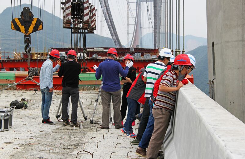 File:QingshuiheFilmCrewWaiting.jpg