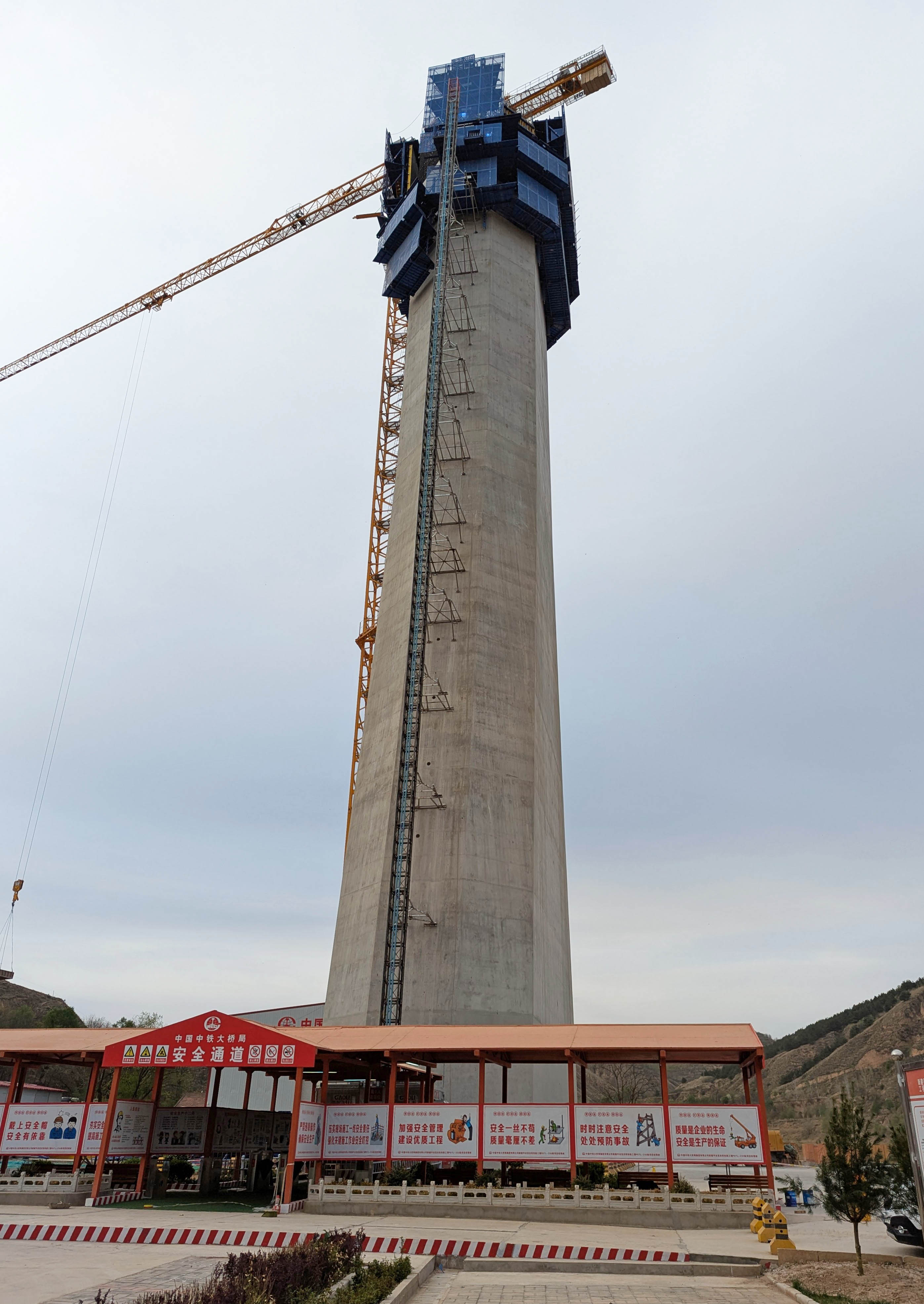 PuheRailwayCraneSky.jpg