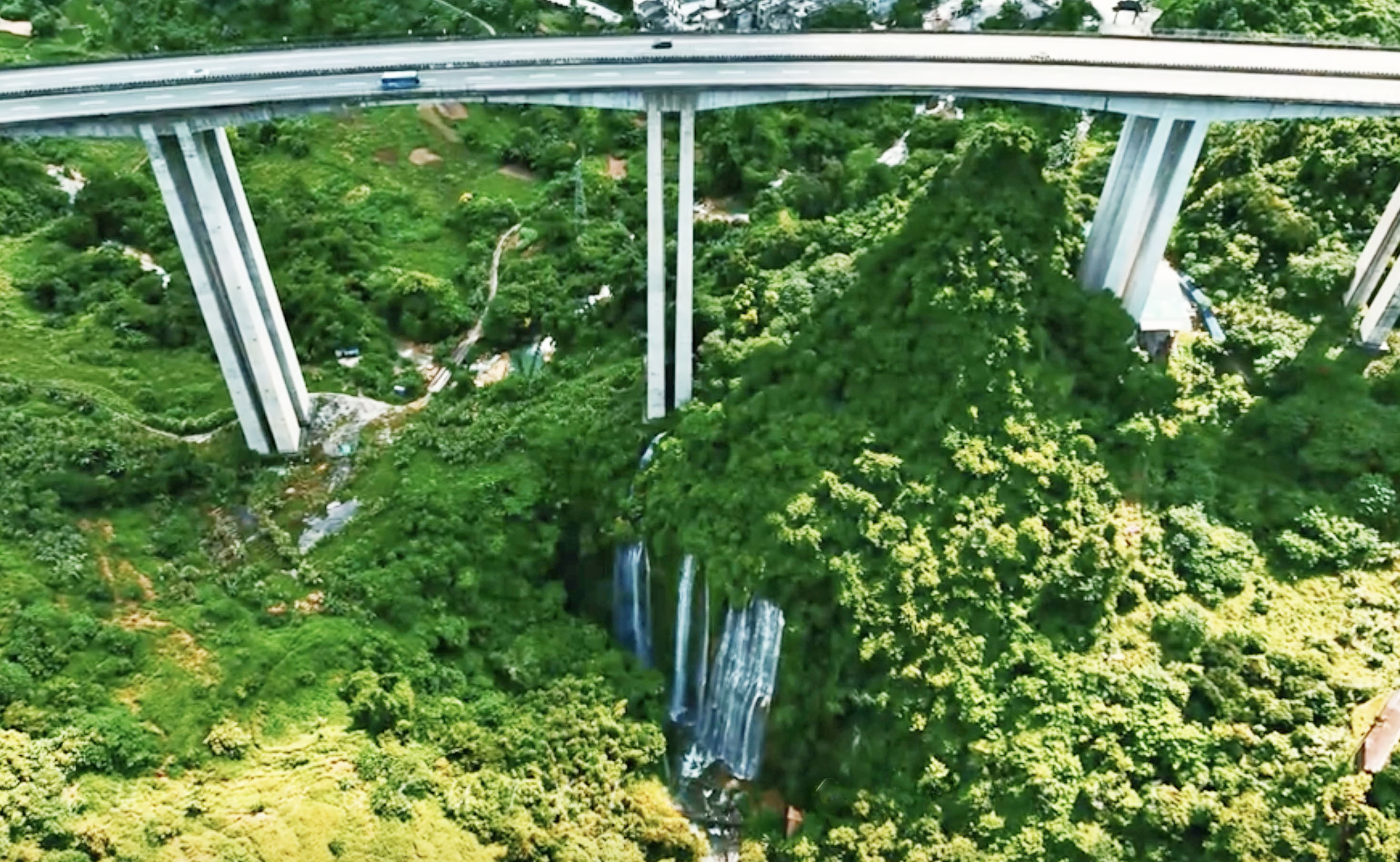 GulongshanWaterfall3.jpg