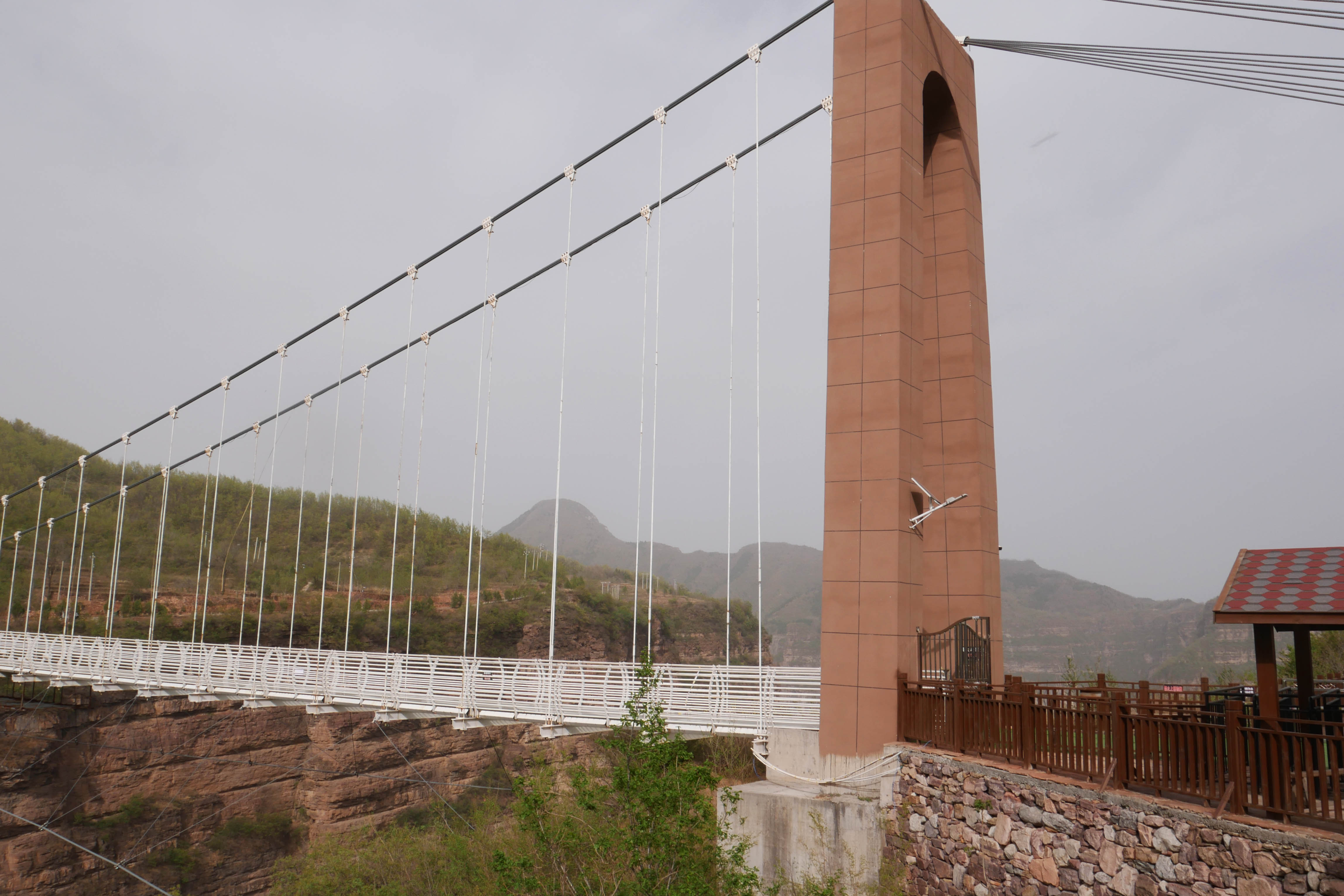 Taihang GlassFootbridgeTowerSide.JPG
