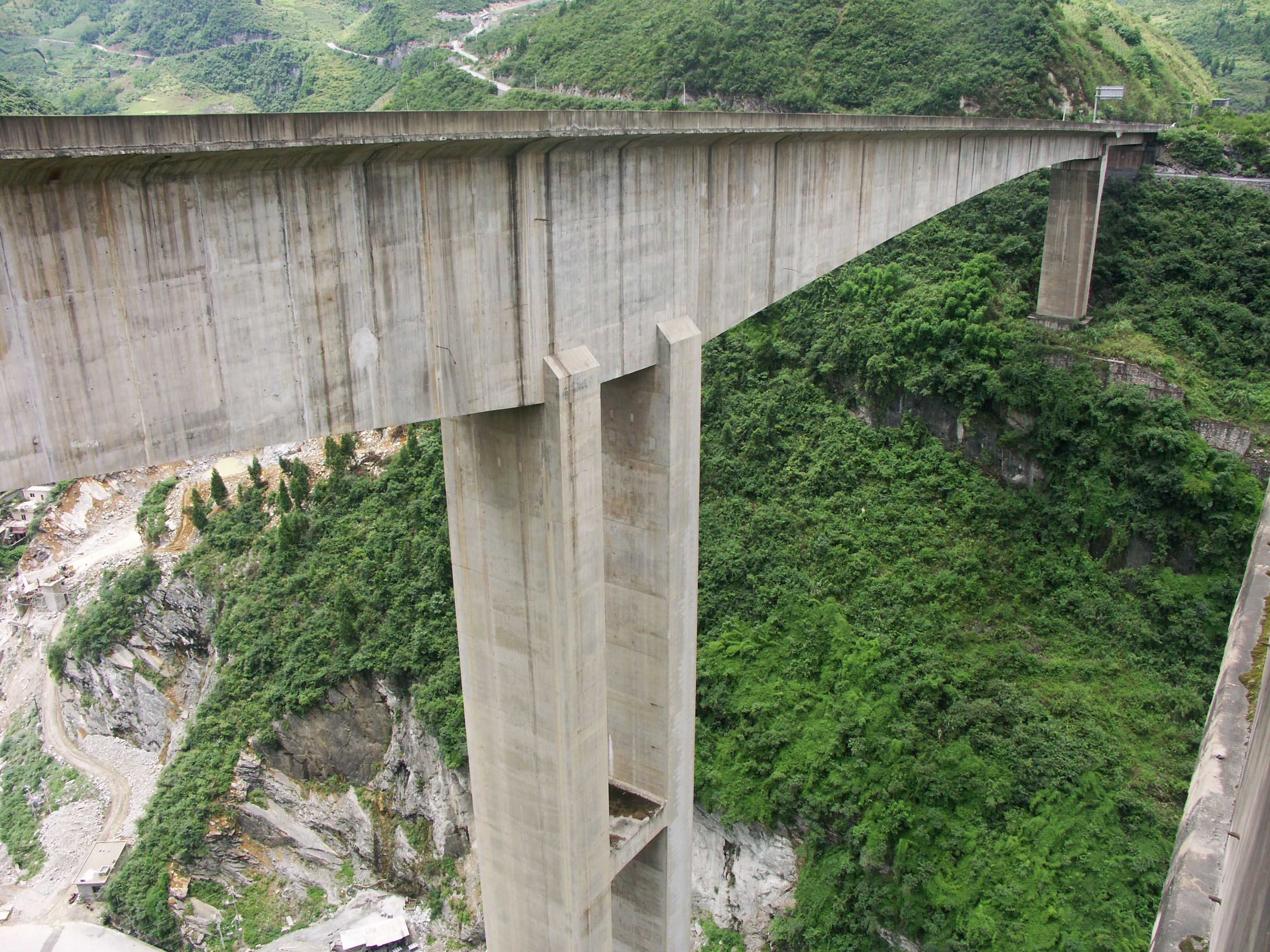 附近的路段,这一座双幅预应力混凝土梁桥的结构是一个罕见的t型形式