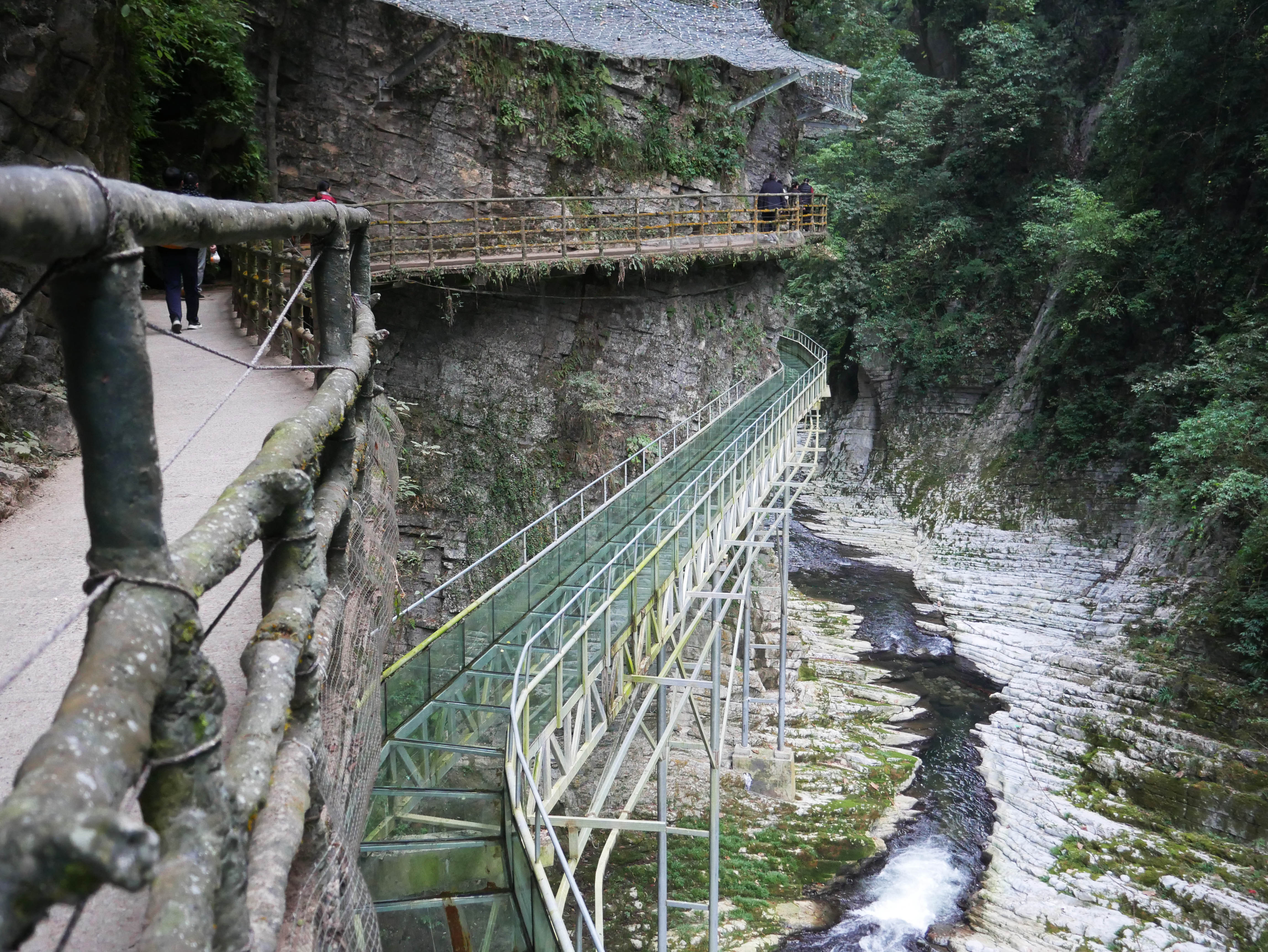 YunzhiduanCliffwalkRaftCliff.JPG