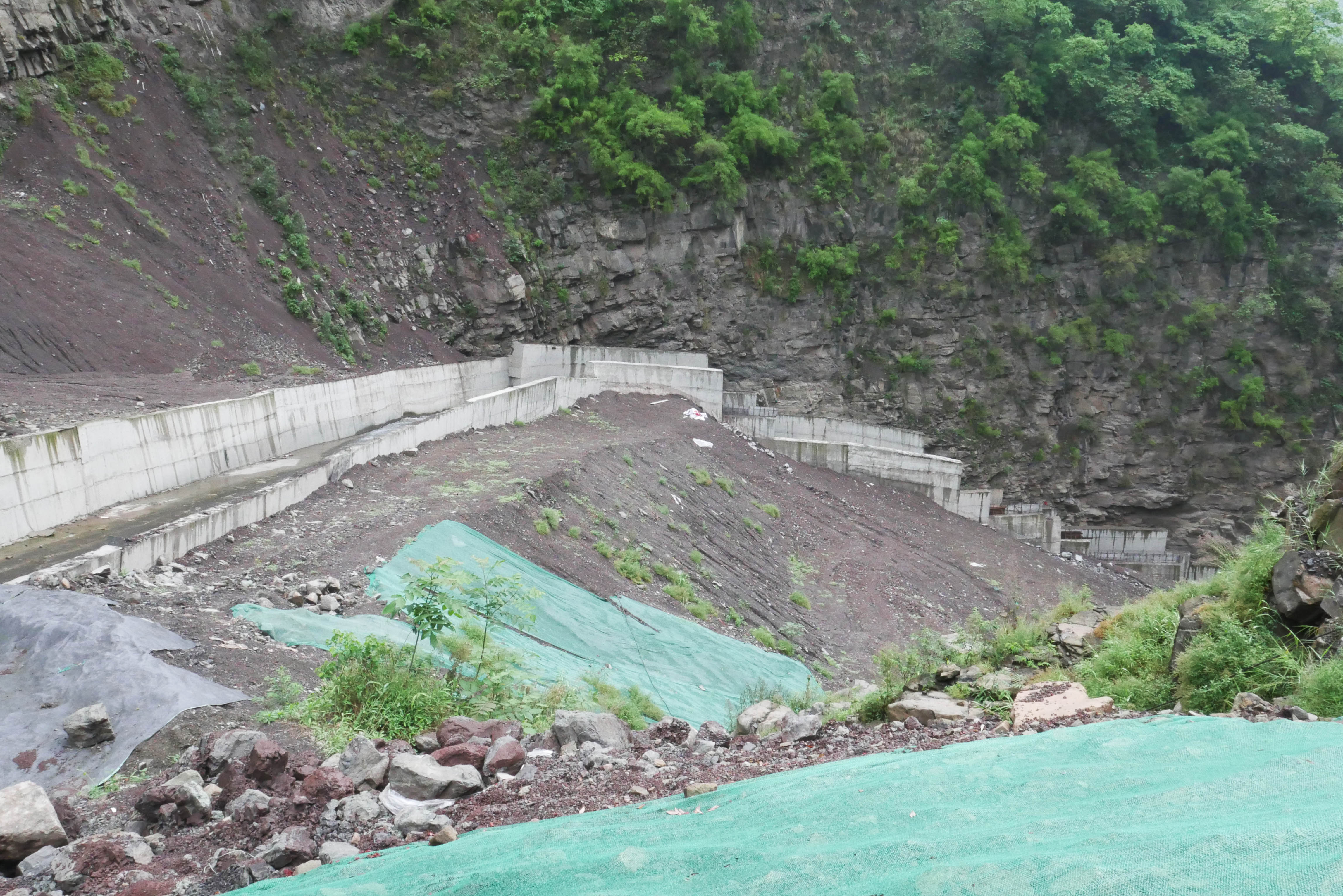 DahegouTroughWalls.JPG