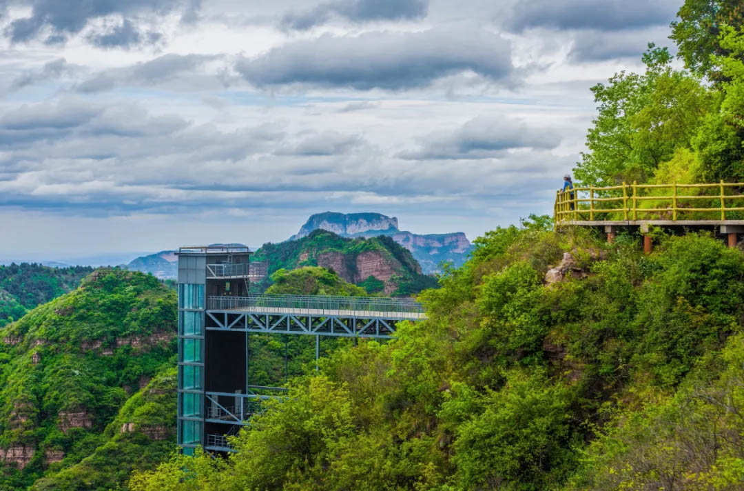 EastTaihangRedrockMountainCloudy.jpg