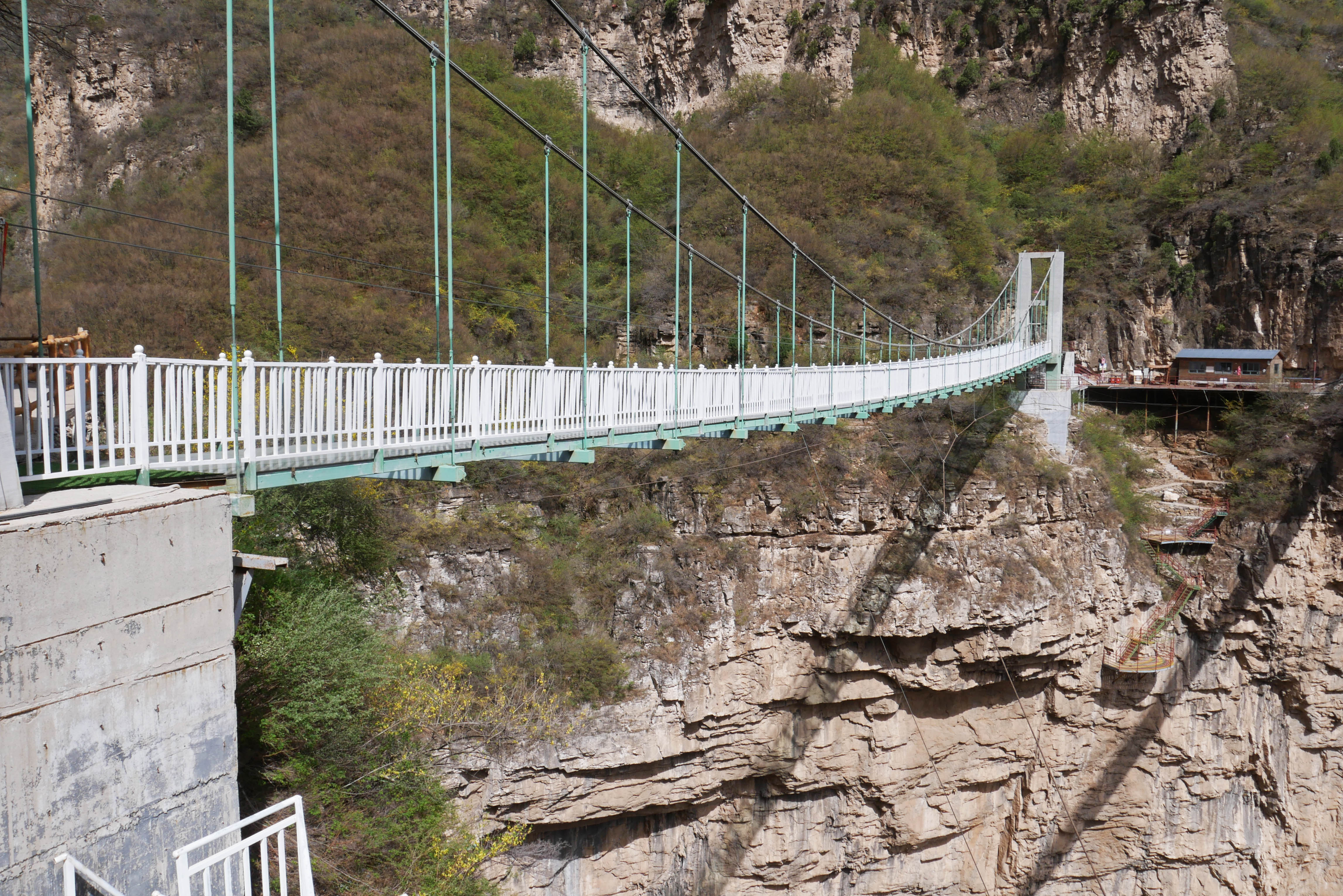 Tianjishan FootbridgeSag.JPG