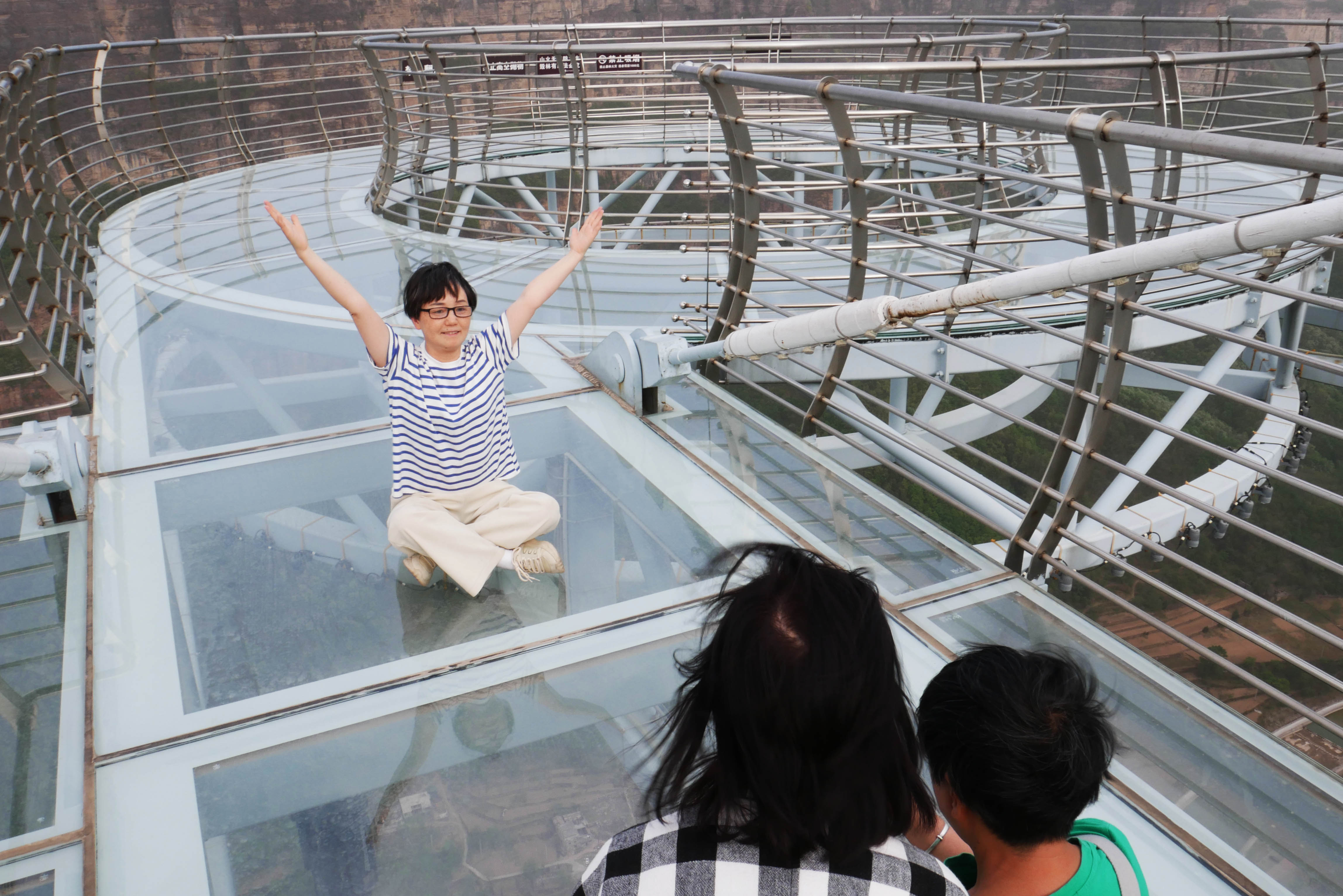 Taihang GlassPlatformHandsUp.JPG