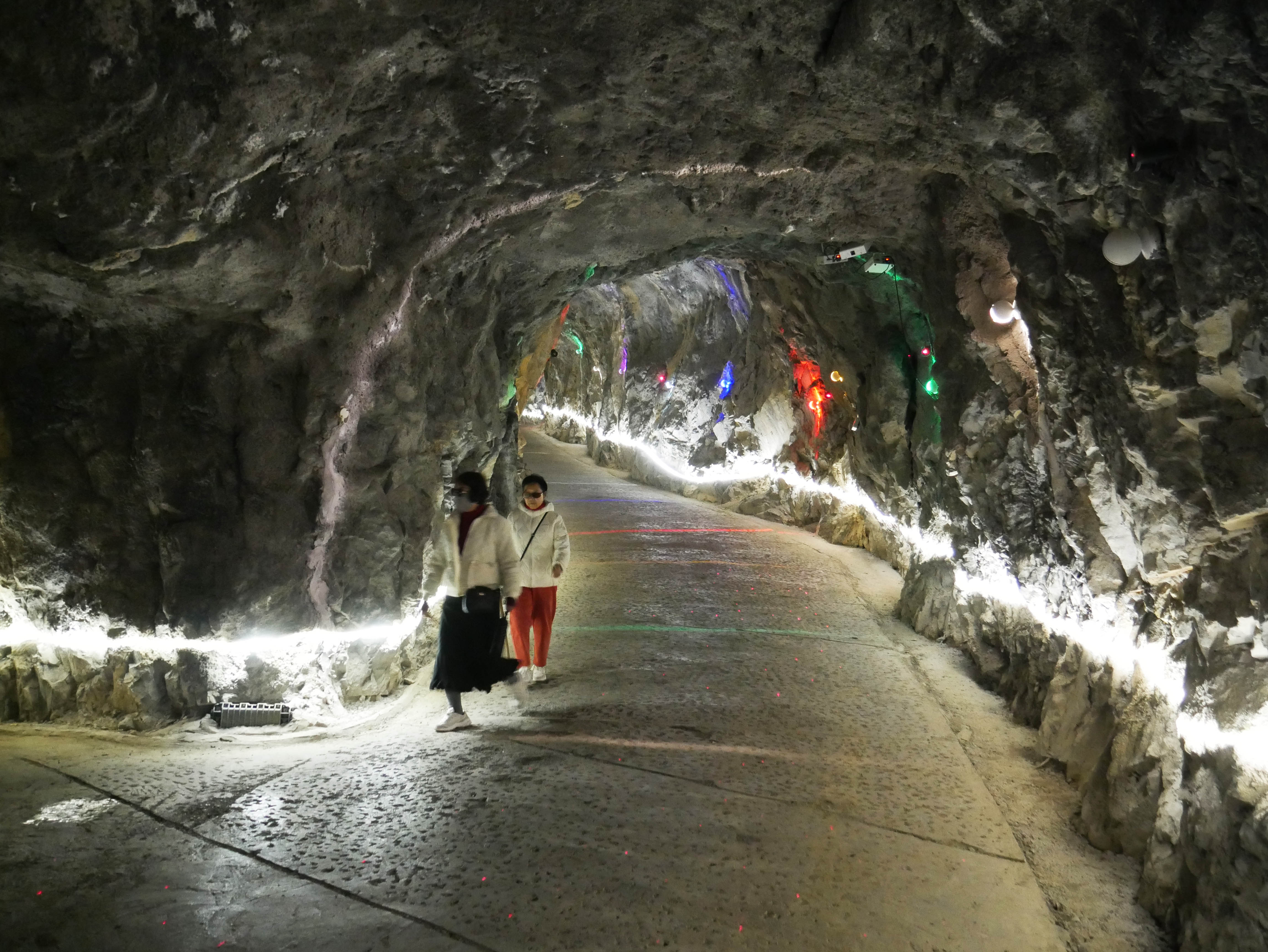 BuyunFootbridgeTunnel.JPG