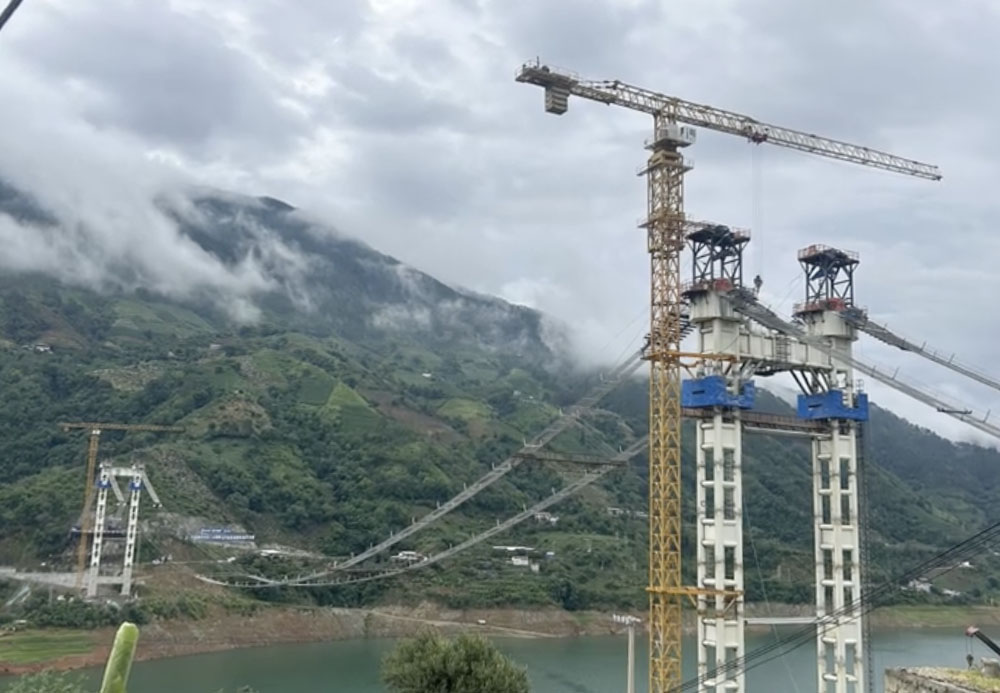 Yalongjiang Bridge HuangniliangziCrane.jpg