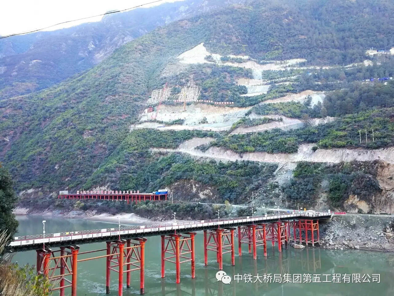 Jinshajiang railway Hutiaoxia river.jpg