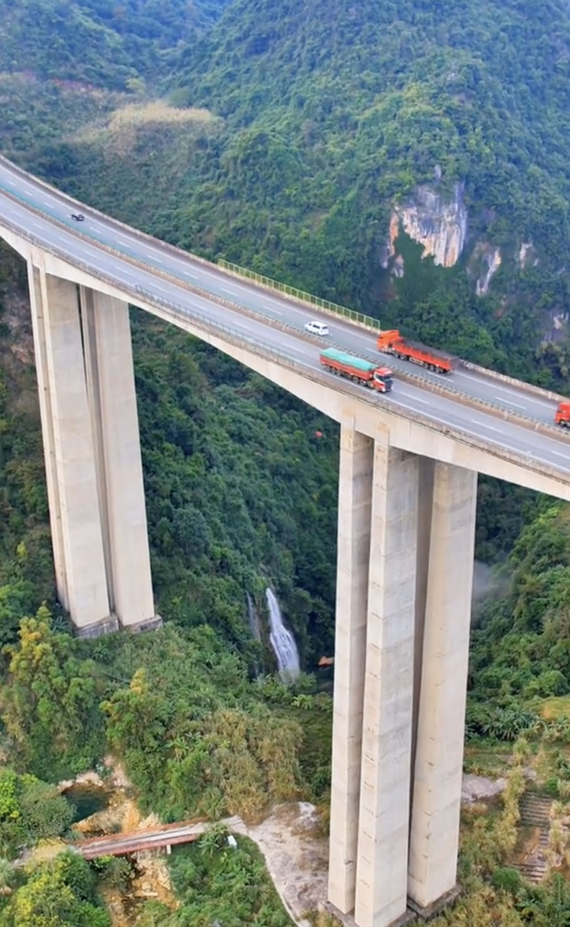 GulongshanWaterfall.jpg