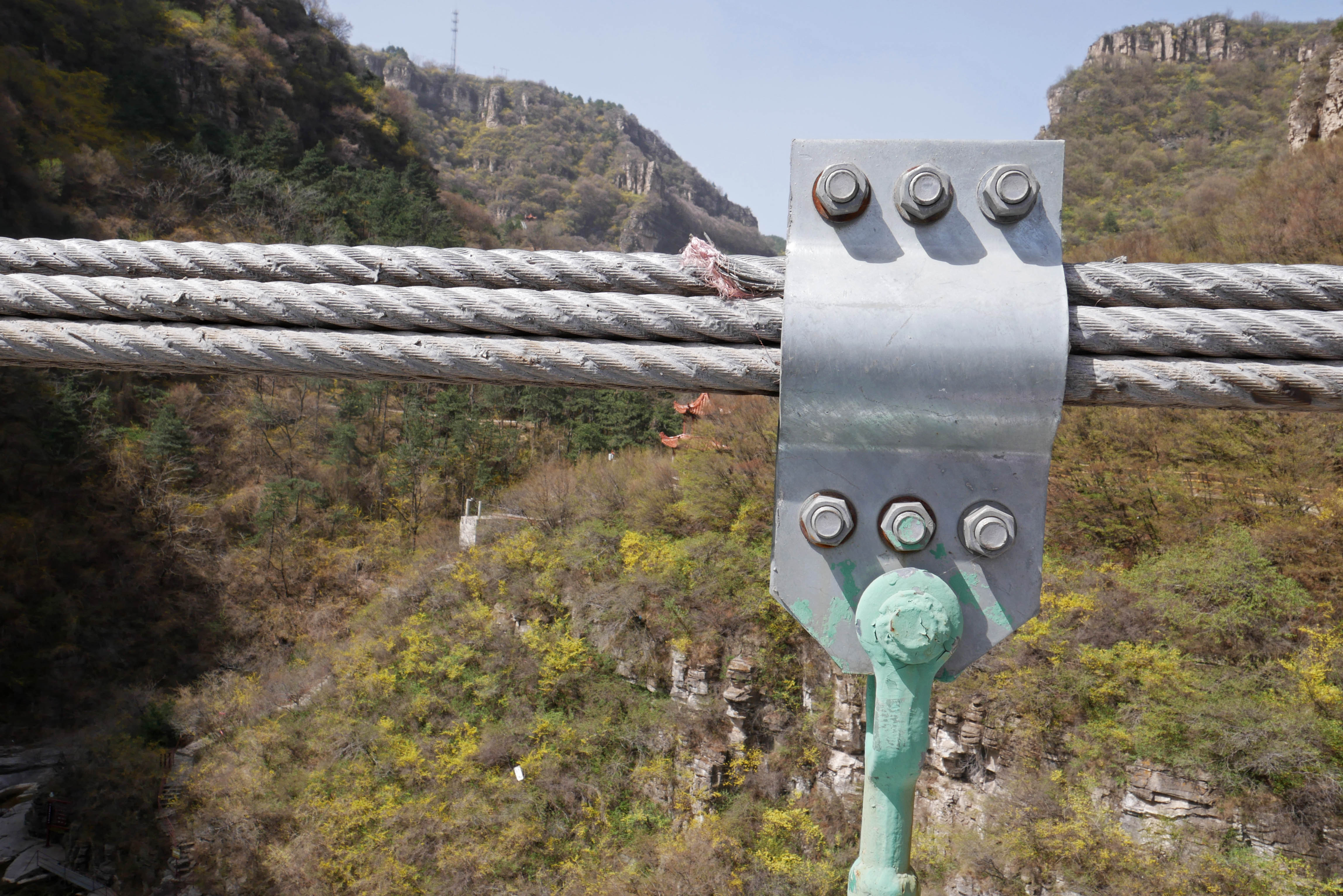 Tianjishan FootbridgeClamps.JPG