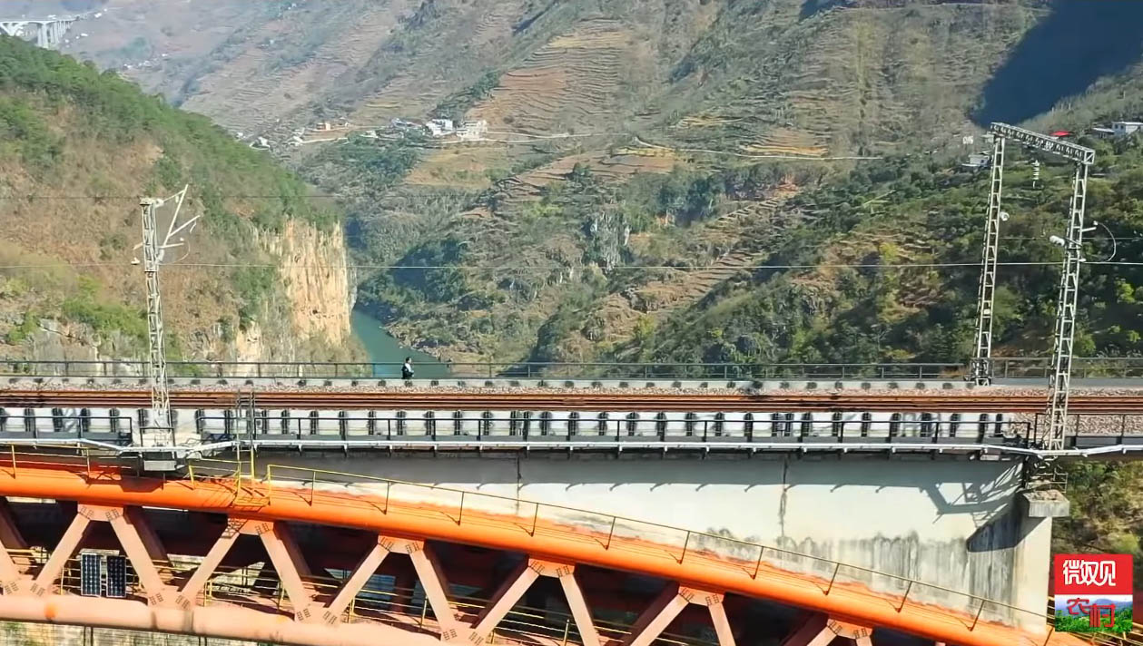 Wuyanghe Bridge Sanshi PierPerson.jpg
