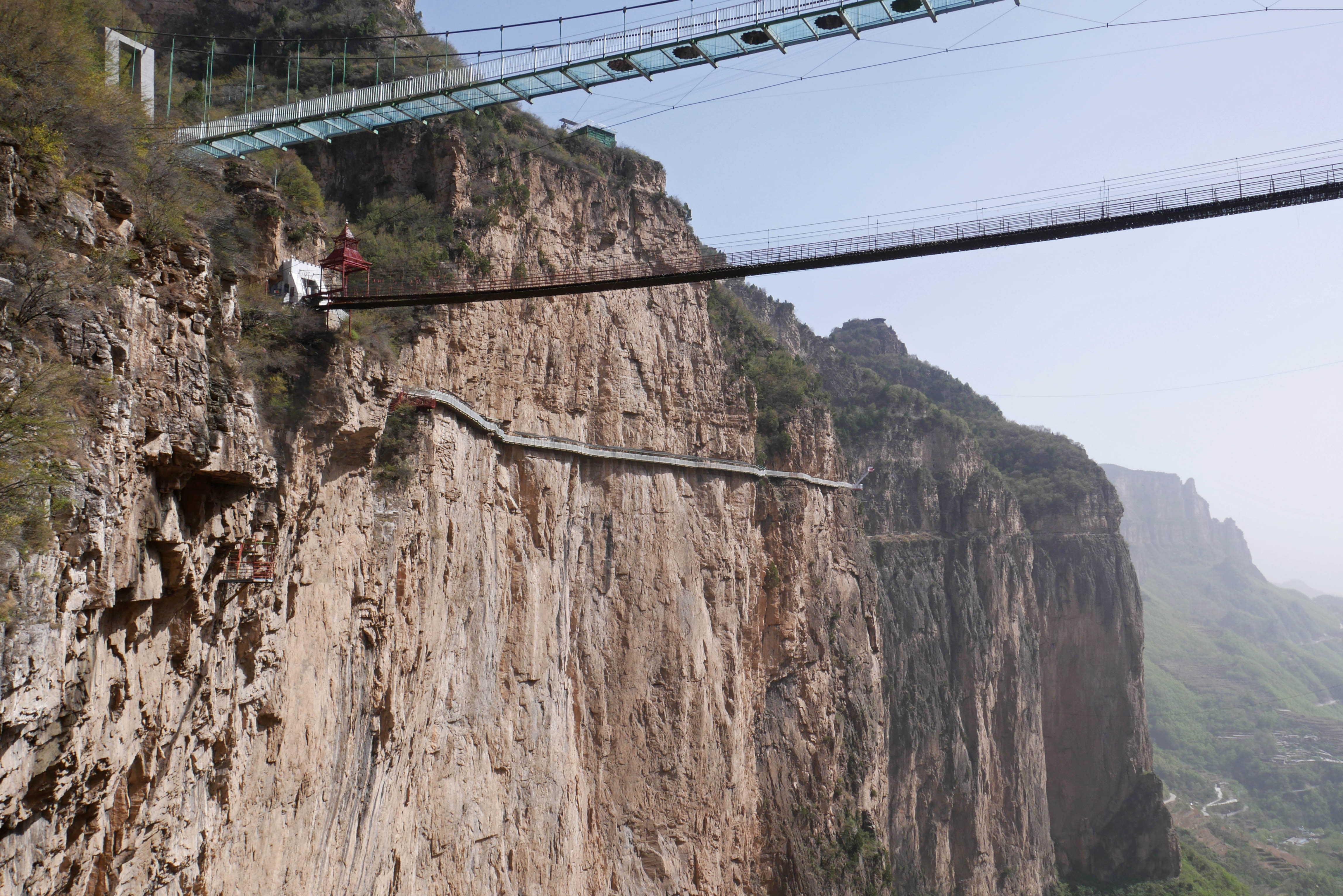 Tianjishan FootbridgeCliffwalkDrop.JPG
