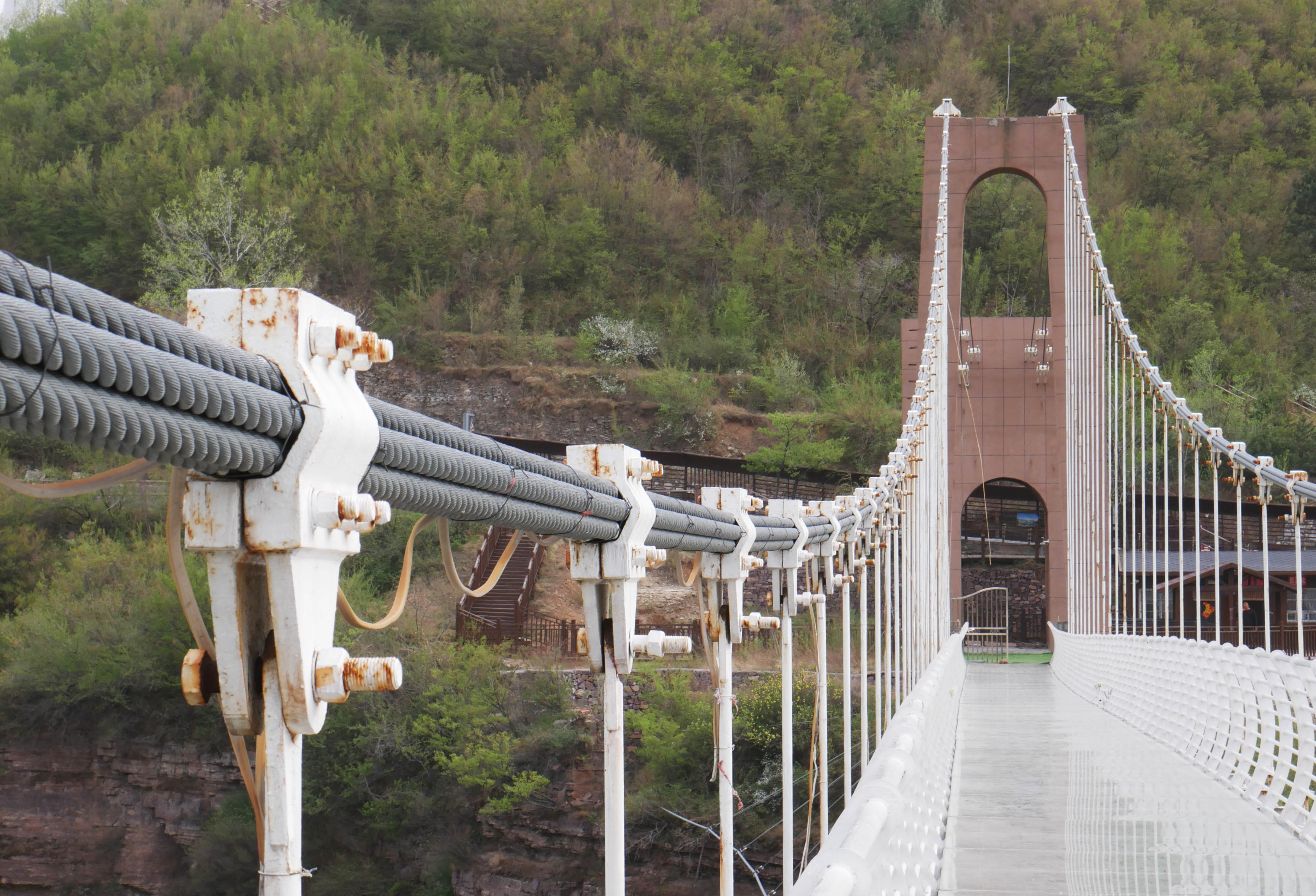 Taihang GlassFootbridgeWhiteClamp.JPG
