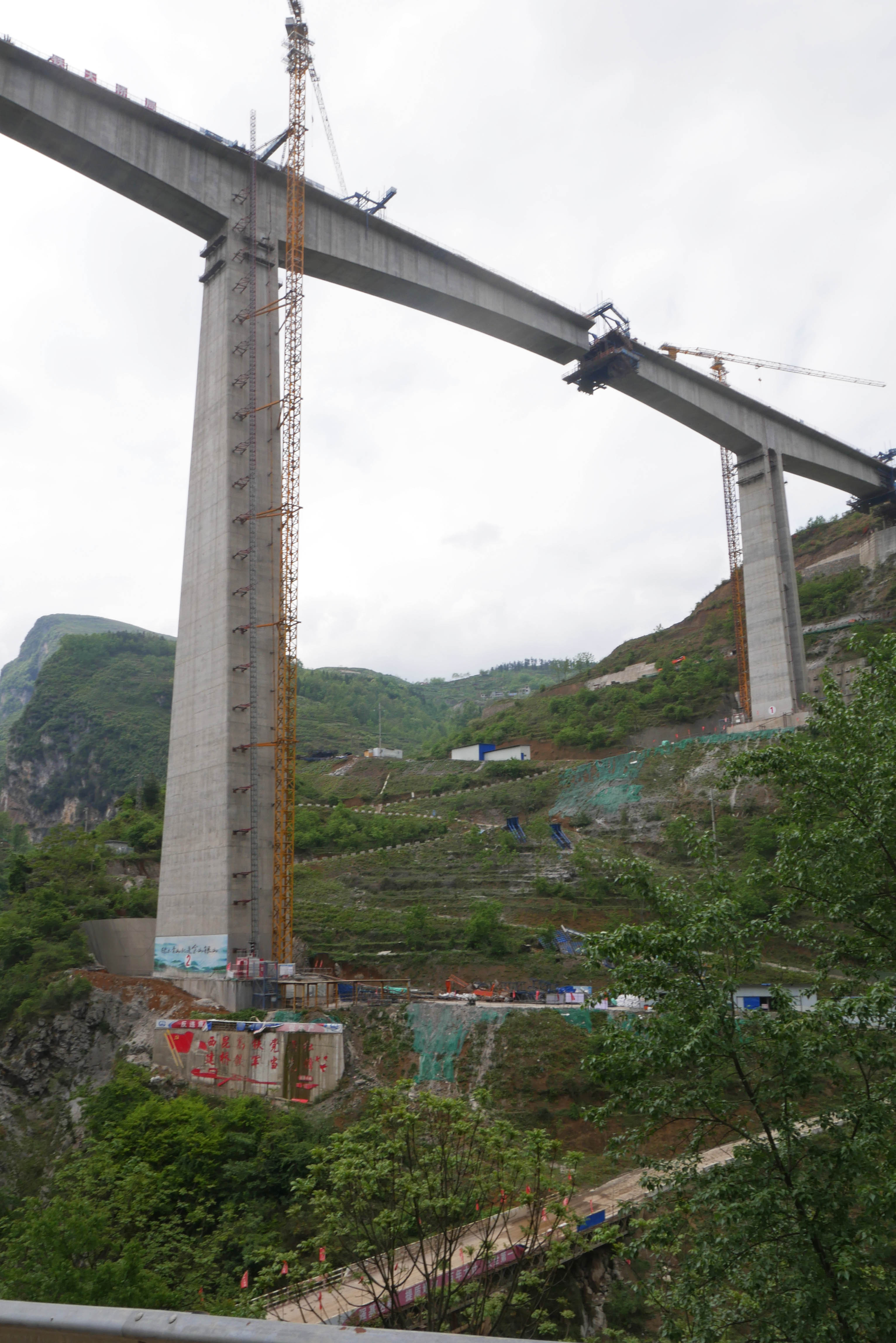 Xiaolongtan RailwayCranes.JPG