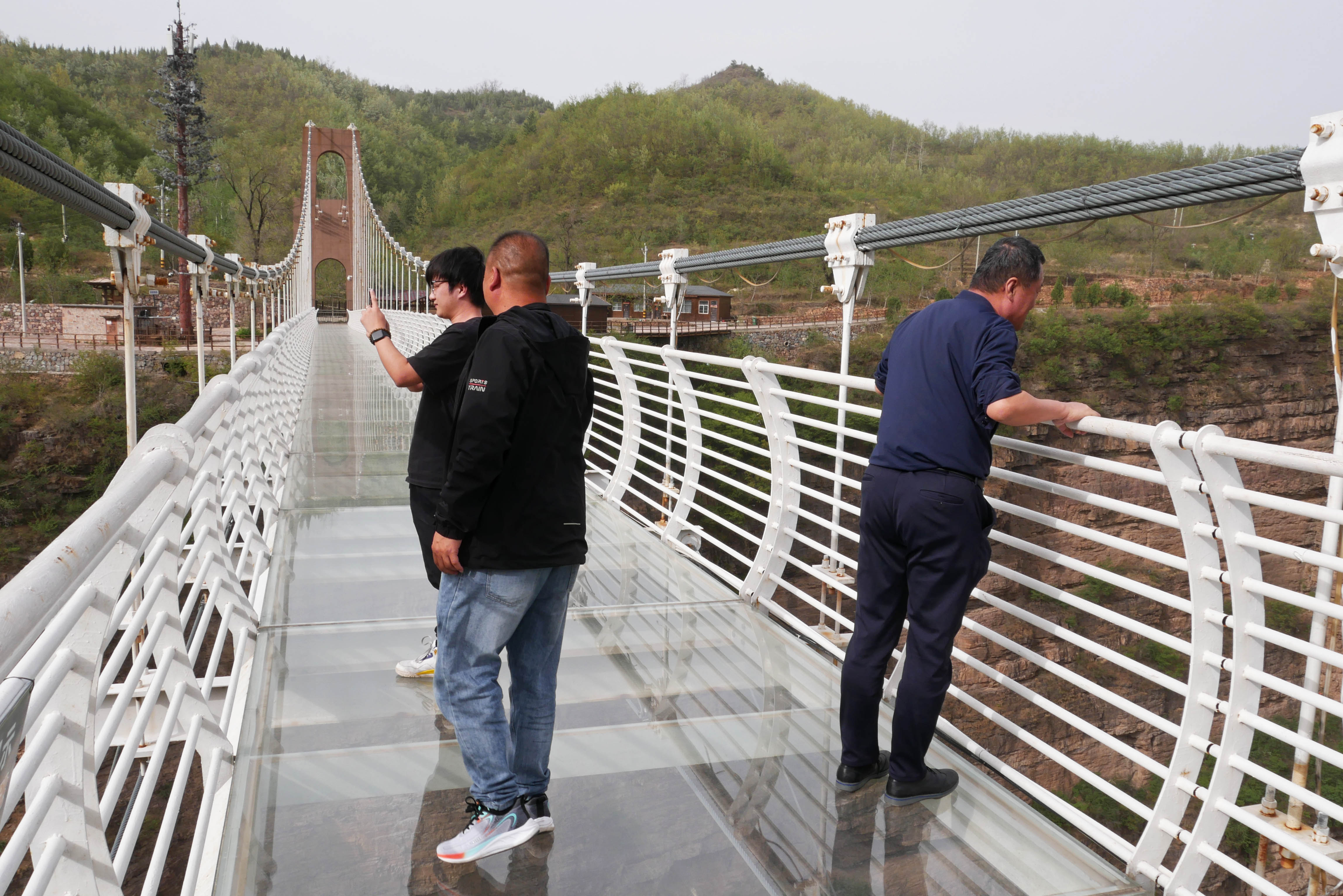 Taihang GlassFootbridgeGuys.JPG